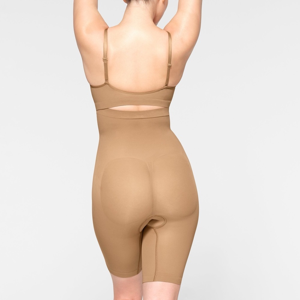 SKIMS Everyday sculpt above the knee short in ochre 4x - Picture 3 of 3